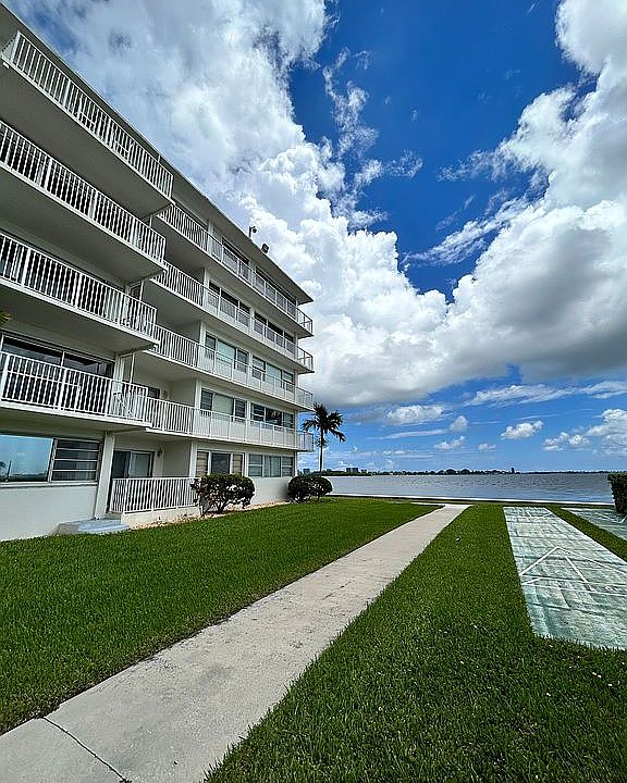 1st image of 1700 NE 105th St APT 106