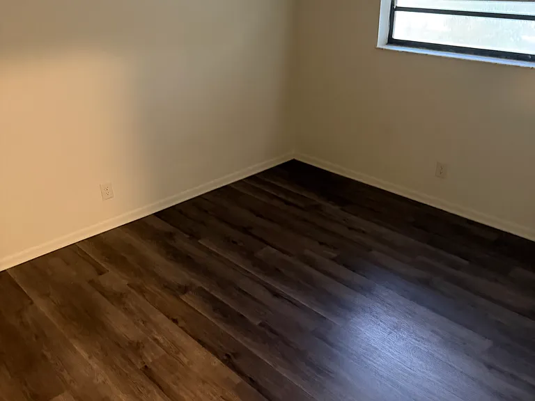 Sunset Square Apartments — Photo 4