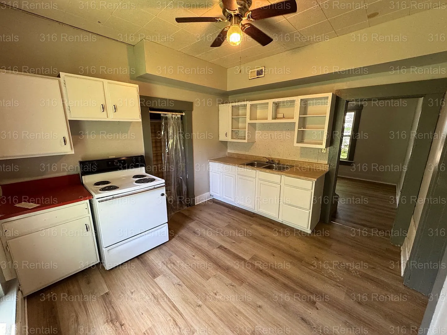 $1100 - 3 bed 1 bath - Single Family Home — Photo 3
