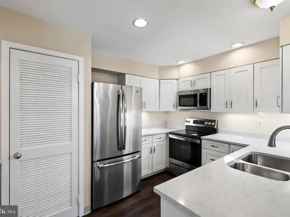 31 Academy Ct, Pennington, NJ 08534