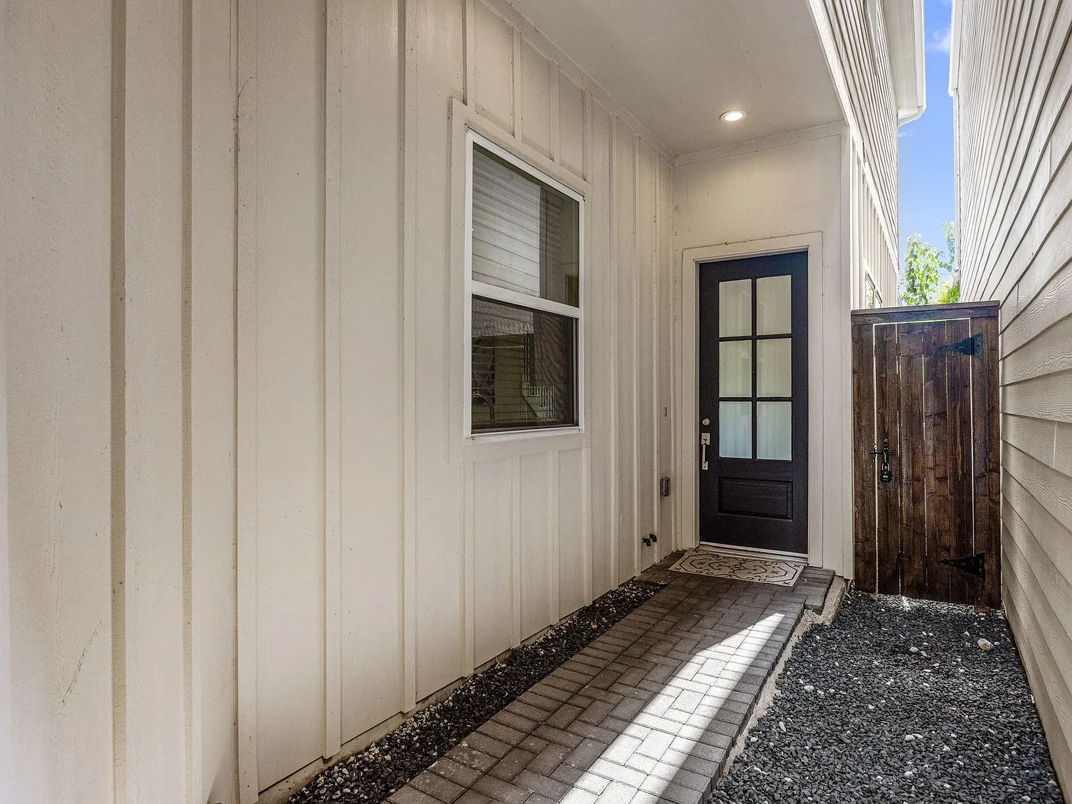 3 bed, 3.5 bath, 2361 sqft, $3,750 — Photo 3