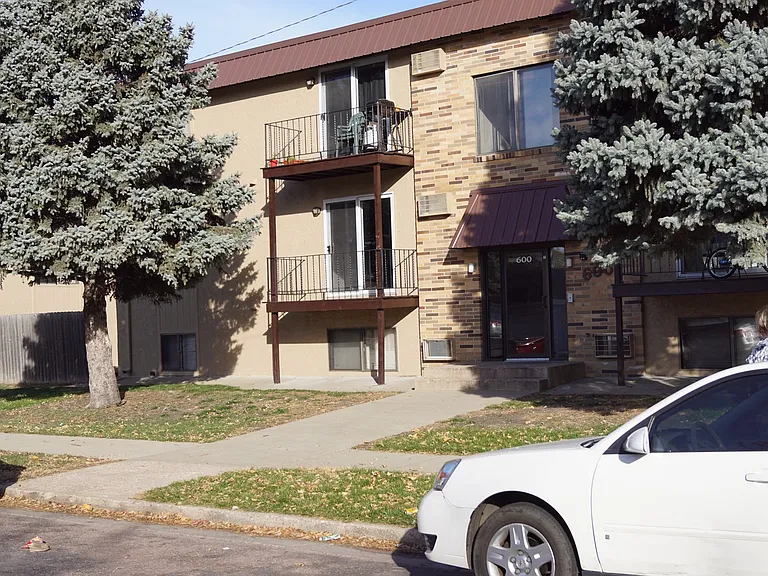 Arnold's Park Apartments — Photo 10