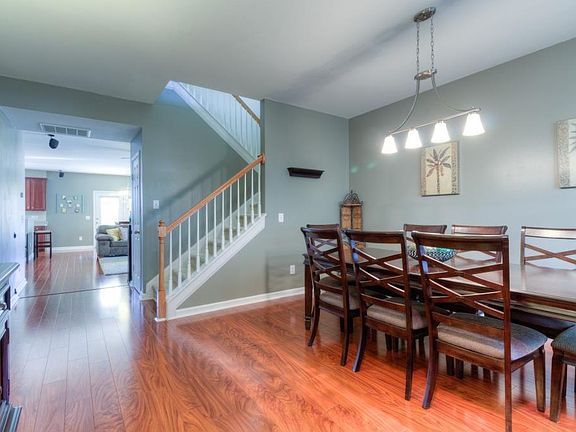 5th image of 387 Roseglen Dr