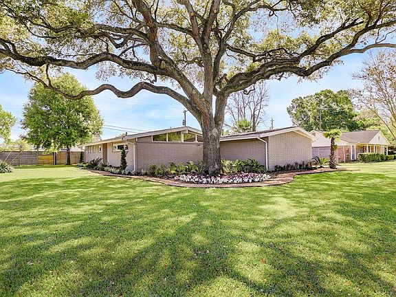 Majestic Oak on side yard shading the home. Note granite side walk leading from driveway to the front door.