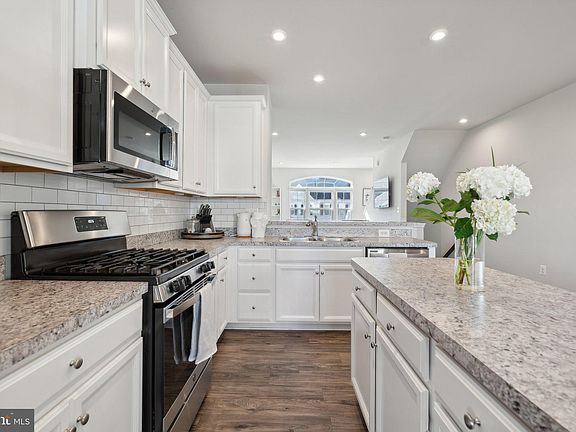 3rd image of 520 River Crest Way