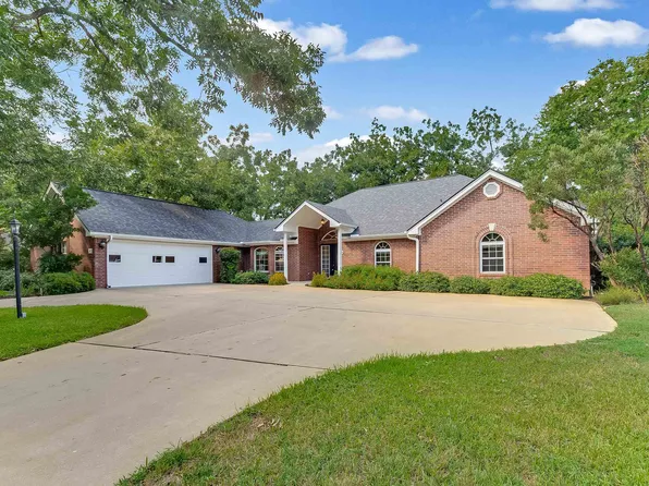300 San Saba Street, Meadowlakes, TX 78654