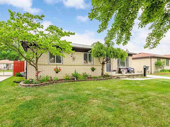 3rd image of 20381 Garden Ct