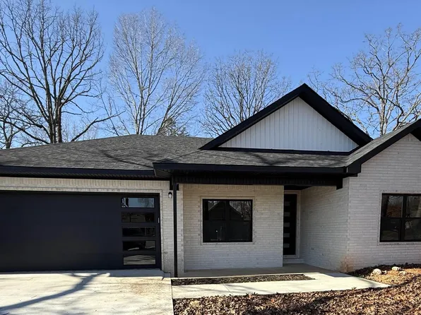 1384 Hampshire Cir, Mountain Home, AR 72653