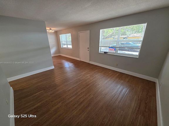 5th image of 4732 SW 33rd Ave