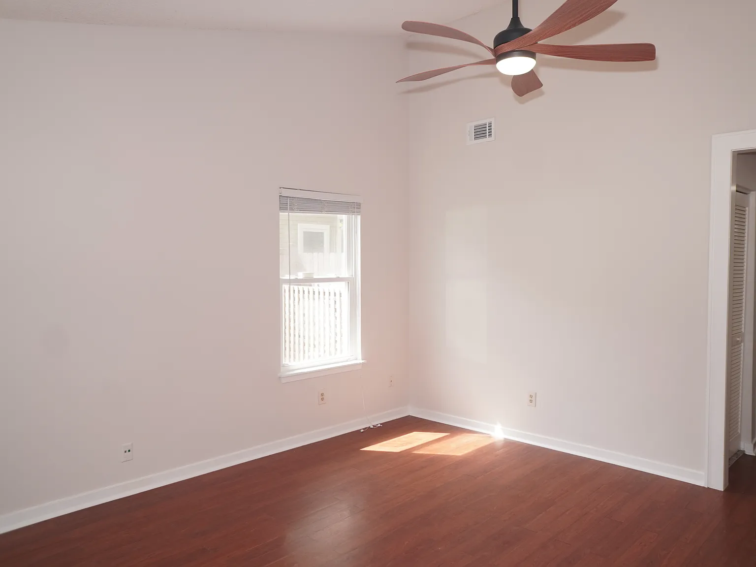 3 bed, 1290 sqft, $3,195 — Photo 3