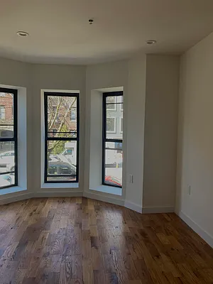 Rented by Delmark Realty LLC | media 9