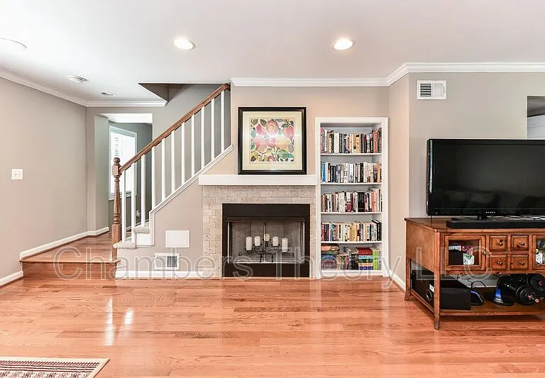 1033 S Edison St — Photo 6