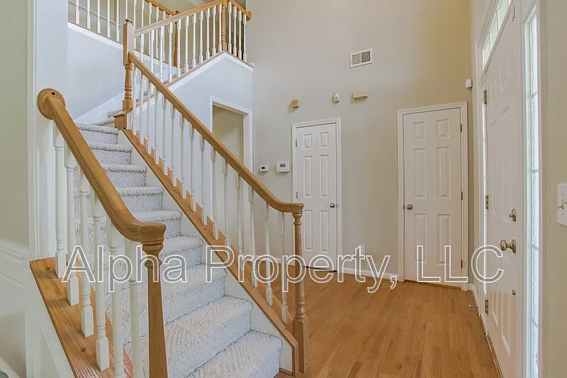 4 bed, 2.5 bath, 2400 sqft, $2,200 — Photo 4