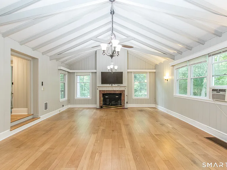 211 New Canaan Rd — Photo 2