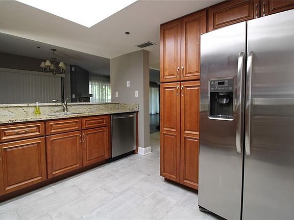5th image of 976 E Michigan St #976