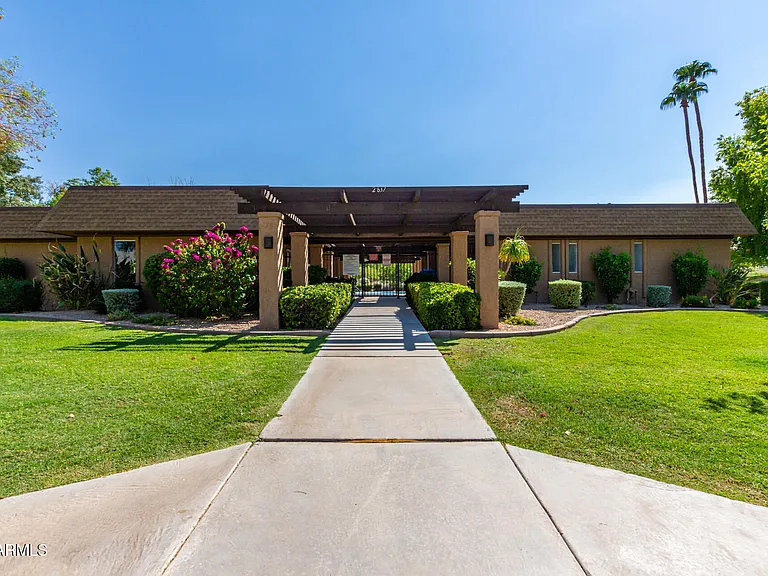 2909 E Las Rocas Dr — Photo 37