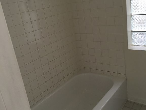 3rd image of 605 1/2 Lake St APT 2W