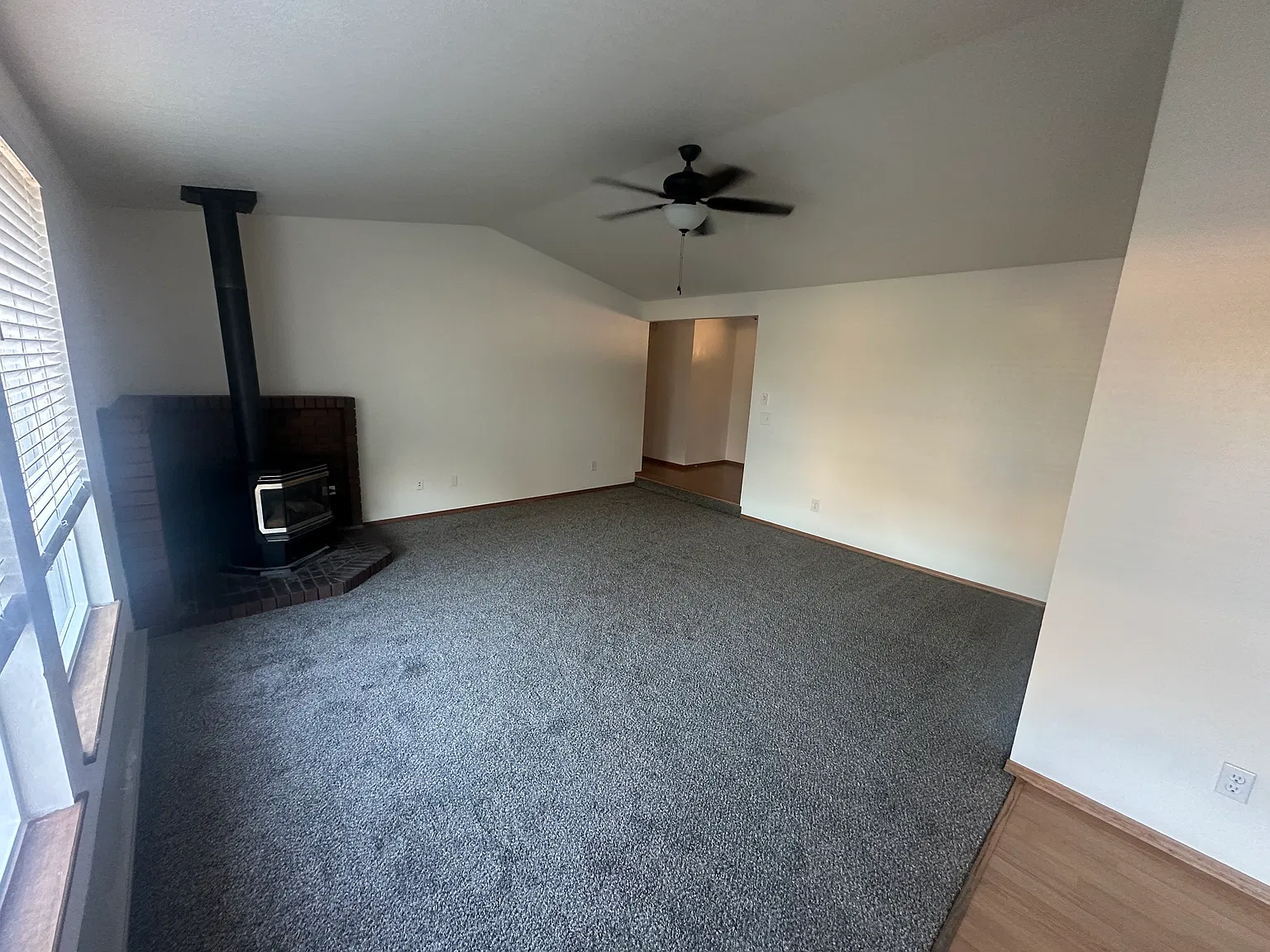3 bed, 1.5 bath, 1251 sqft, $2,100 — Photo 4