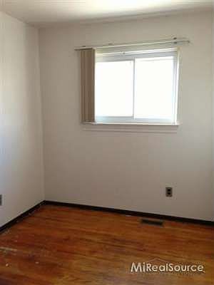 4th image of 27374 Townsend Ave