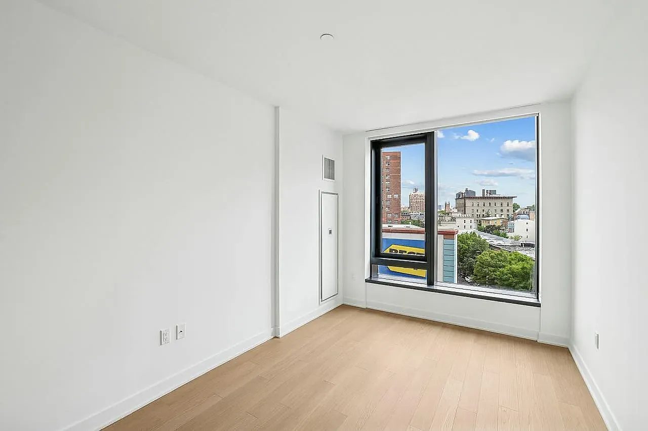 18 Sixth Avenue — Photo 4