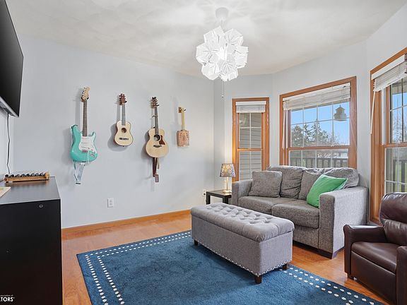 3rd image of 909 S Oakbrook Dr