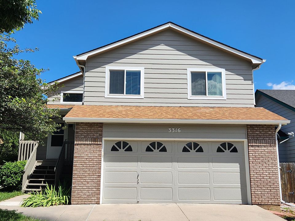 Well-maintained home close to shops & restaurants!
