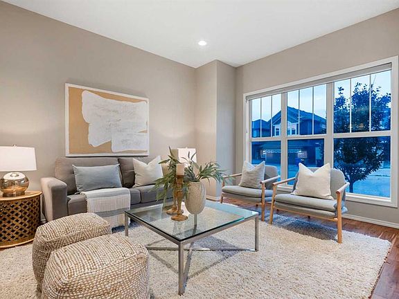 3rd image of 115 E Evansborough Cres NW