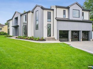 2 Connor Dr, Englewood Cliffs, NJ 07632