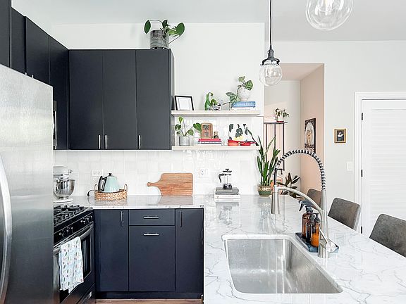 4th image of 1728 N Wood St #2F