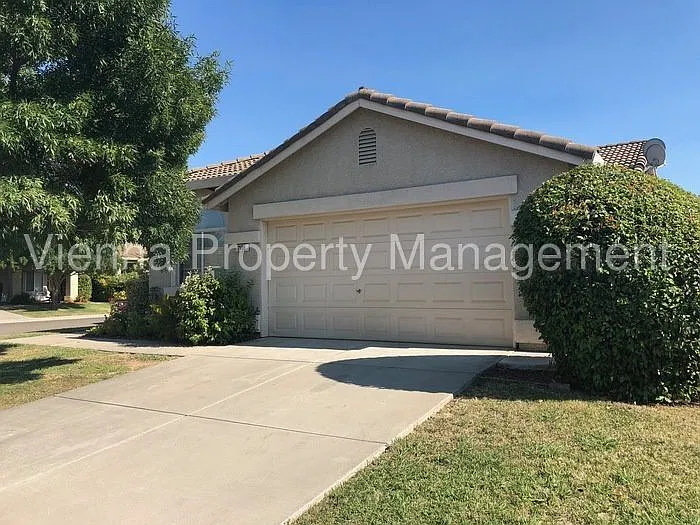 3 bed, 2.0 bath, 1639 sqft, $2,650 — Photo 2