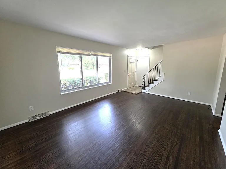 1531 Eaton Dr — Photo 4