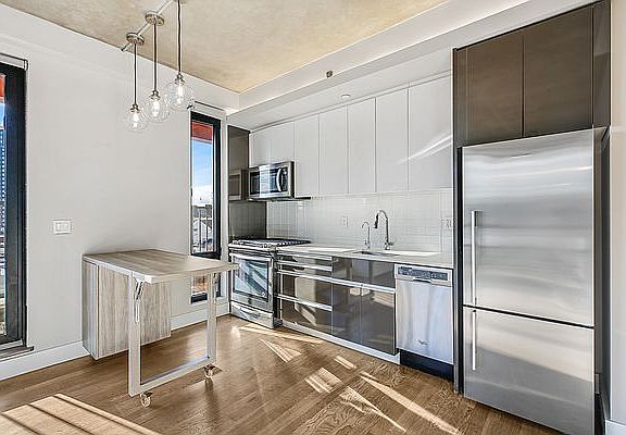 4th image of 225 E 138th St #502