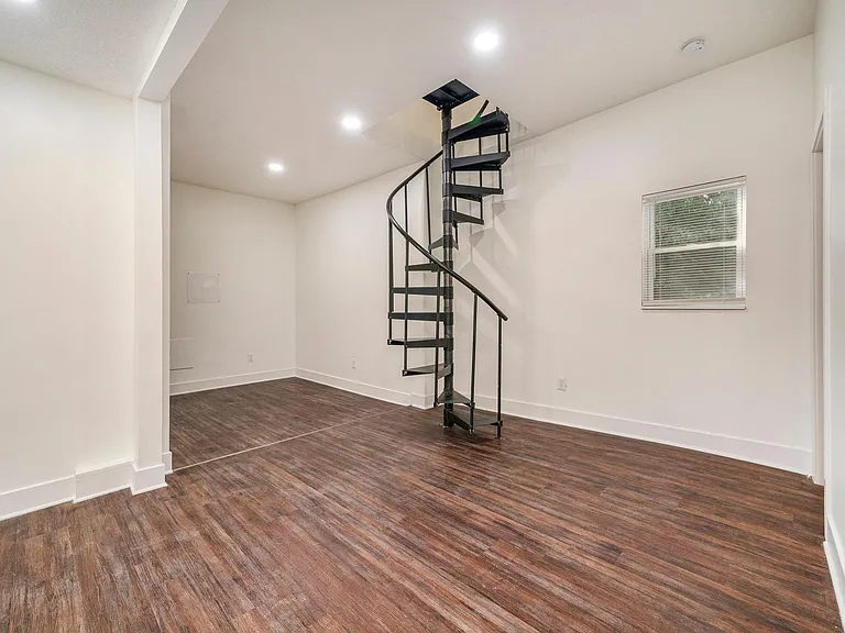 2828 Summit St — Photo 16