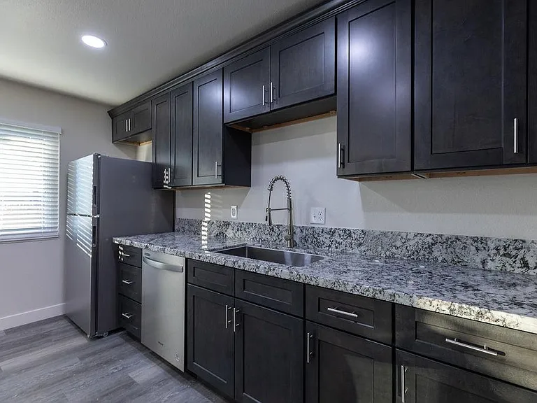 810 N Fairview St — Photo 4
