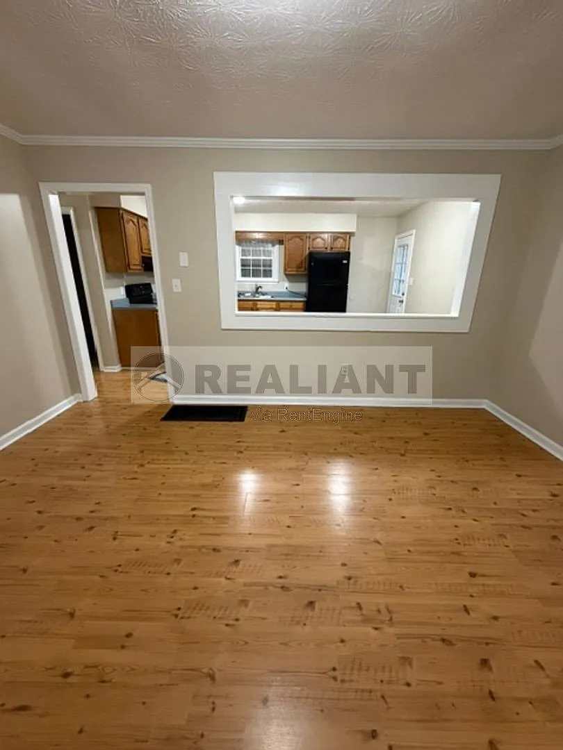 3 bed, 1.0 bath, 1050 sqft, $1,400 — Photo 4