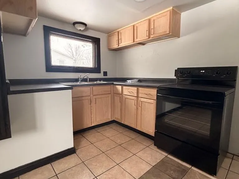 1002 Lindoo Ave E — Photo 3