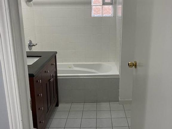 5th image of 1239 W Erie St #3F