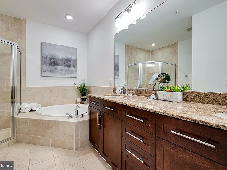 444 W Broad St #523 — Photo 14