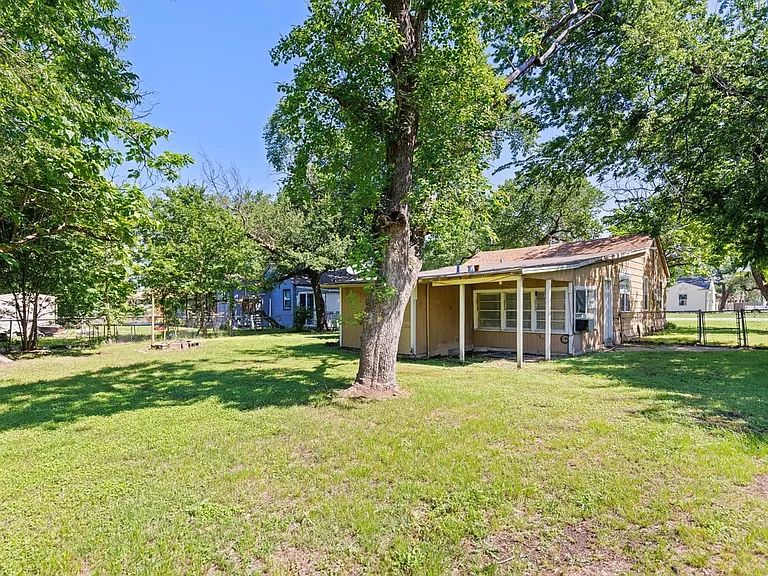 802 W Navasota St — Photo 3