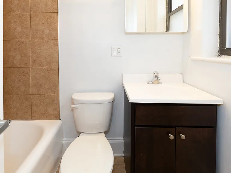 1036 N. Dearborn — Photo 12