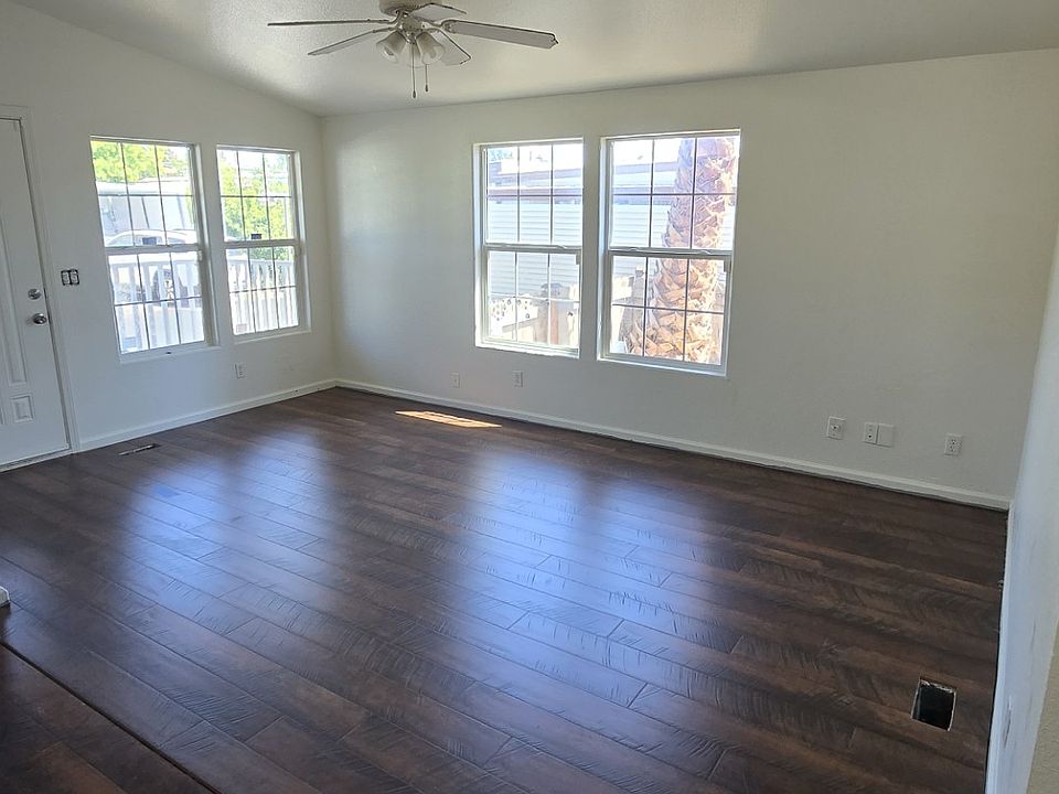 Living Room (new Pergo floors installed)