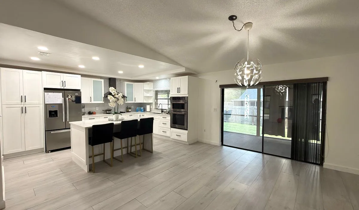 3 bed, 2.0 bath, 1459 sqft, $2,300 — Photo 3