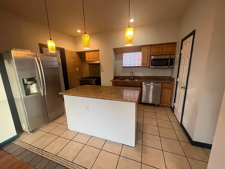 409 Zara St — Photo 12