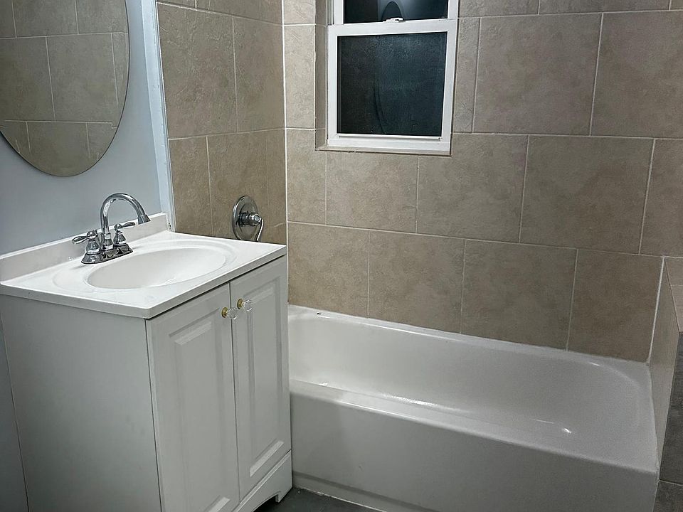 1st image of 4423 W Walton St #1