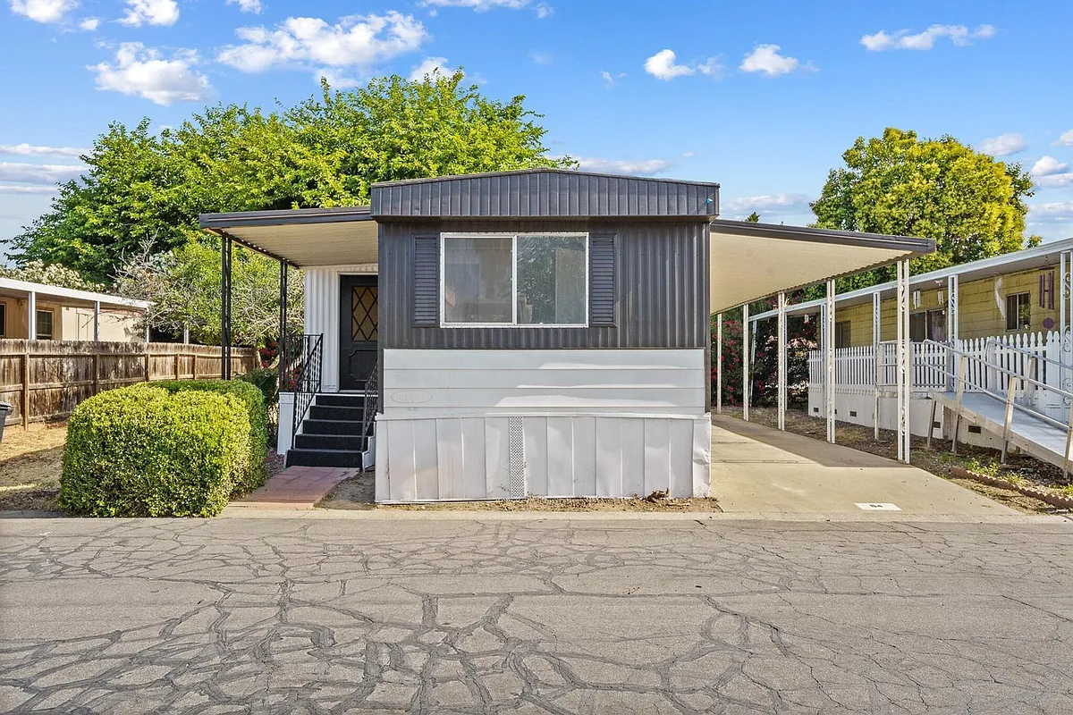 Building Photo - 5505 W Tulare Ave #64