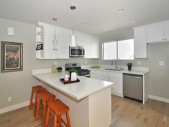 5th image of 23915 Kittridge St