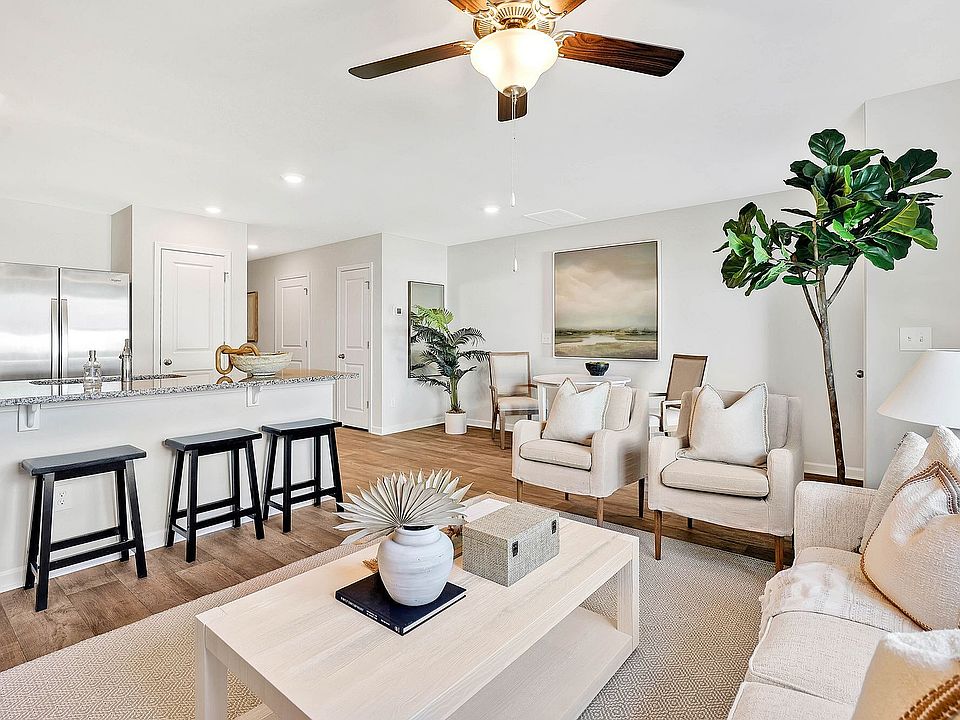 Arboretum at Brunswick Village - Living Room