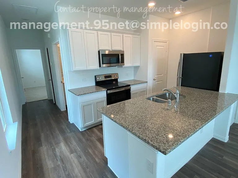 1022 Rosewood St — Photo 4