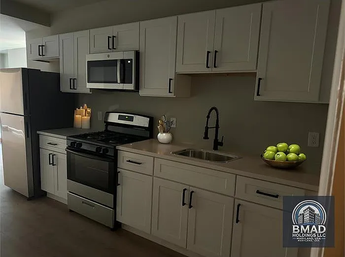 806 Appleton St — Photo 2