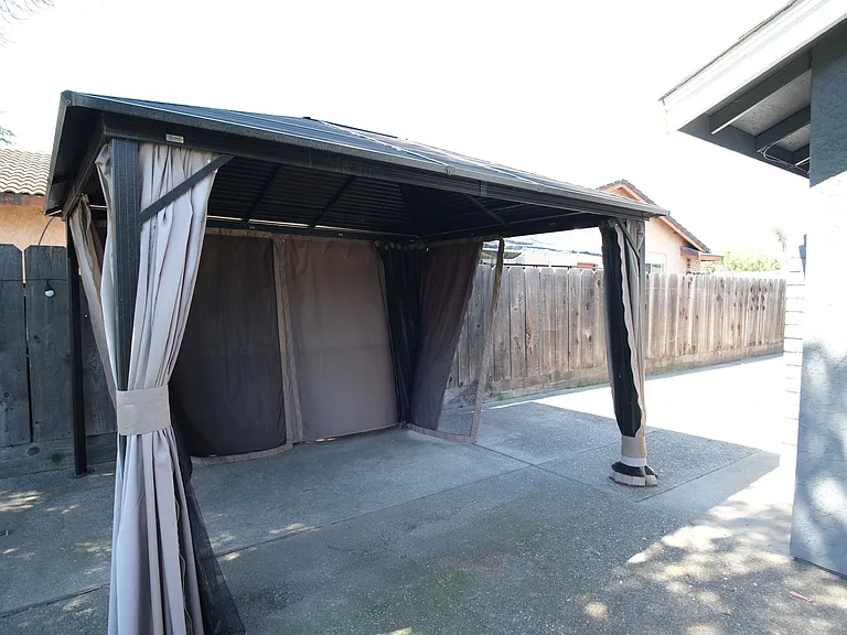 1058 Locust Ave — Photo 23